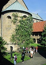 oldest-rose-with-people